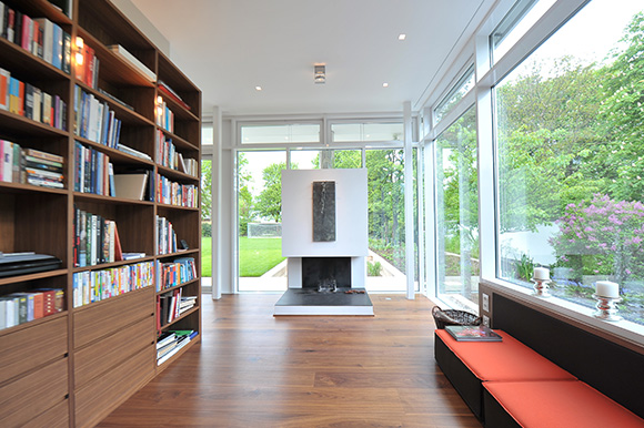Gemütliches Wohnzimmer mit Bücherregal und Kamin